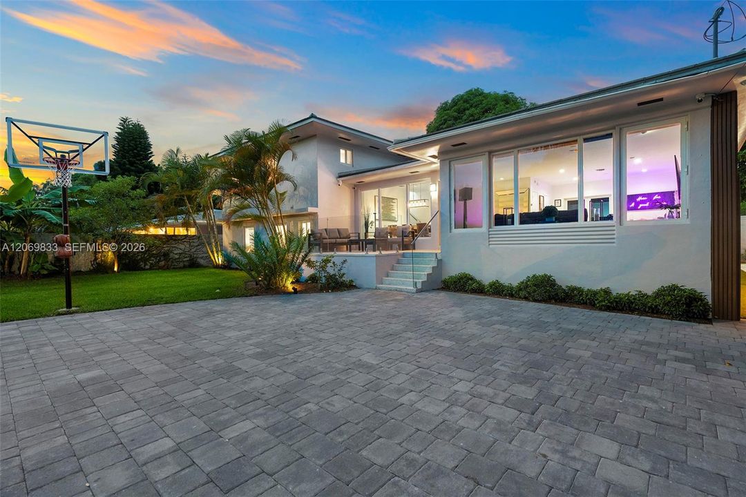 For Rent: $16,000 (5 beds, 3 baths, 2368 Square Feet)