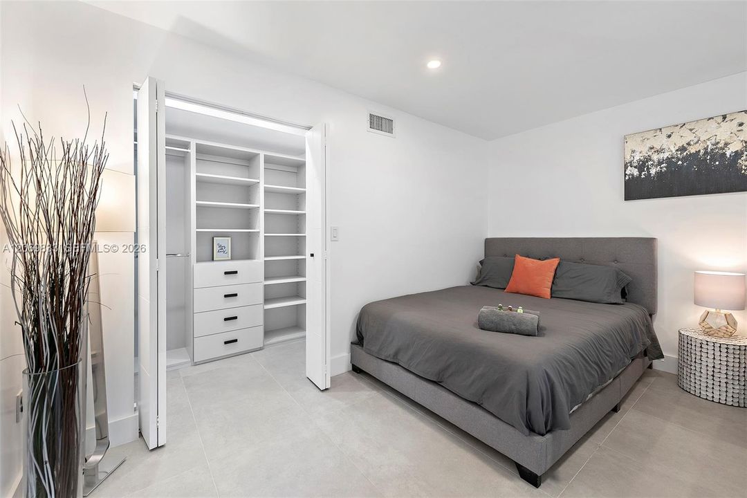 For Rent: $16,000 (5 beds, 3 baths, 2368 Square Feet)