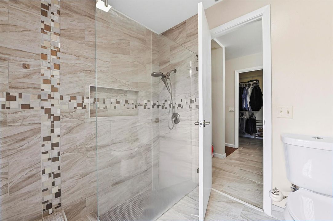 25 Bathroom 02