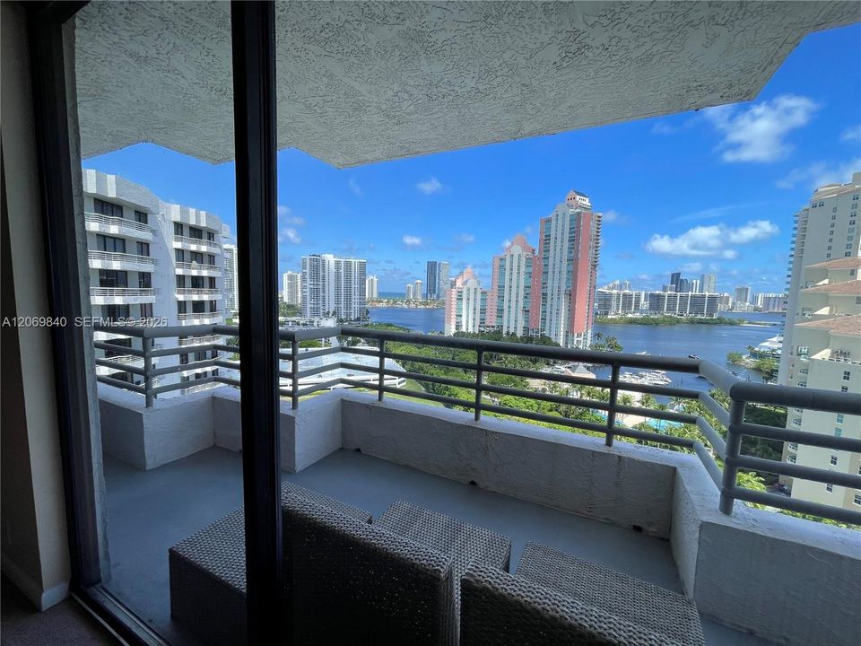 For Rent: $2,950 (2 beds, 2 baths, 1302 Square Feet)