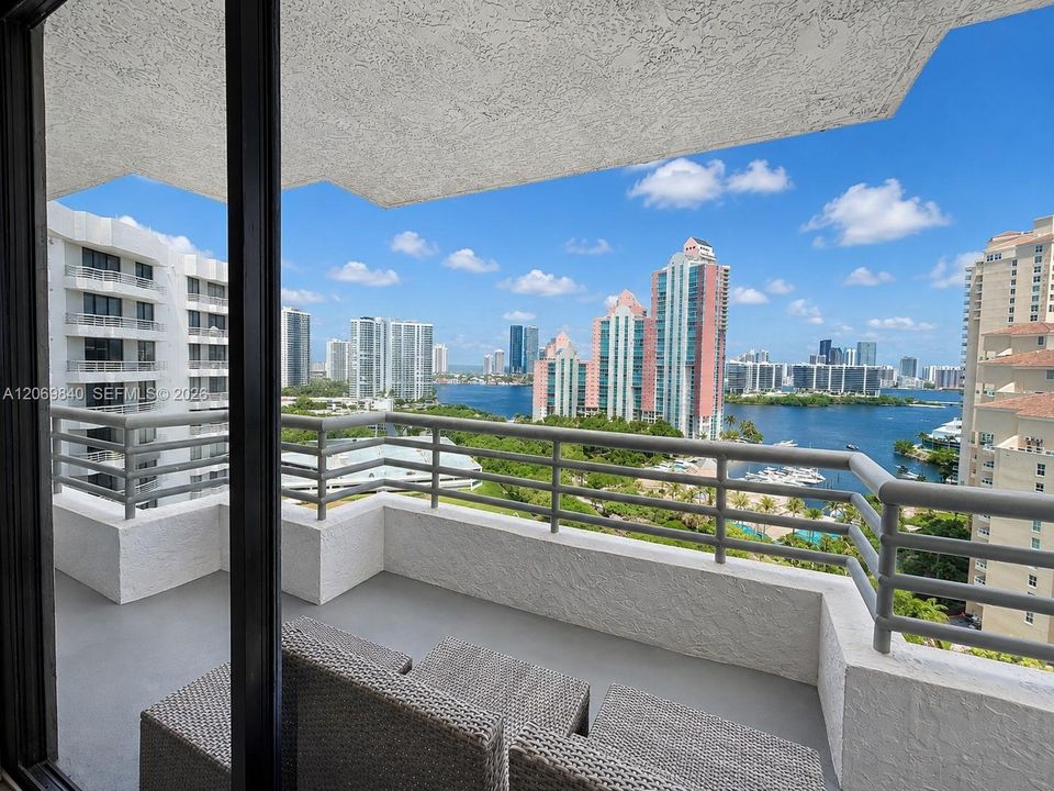 For Rent: $2,950 (2 beds, 2 baths, 1302 Square Feet)