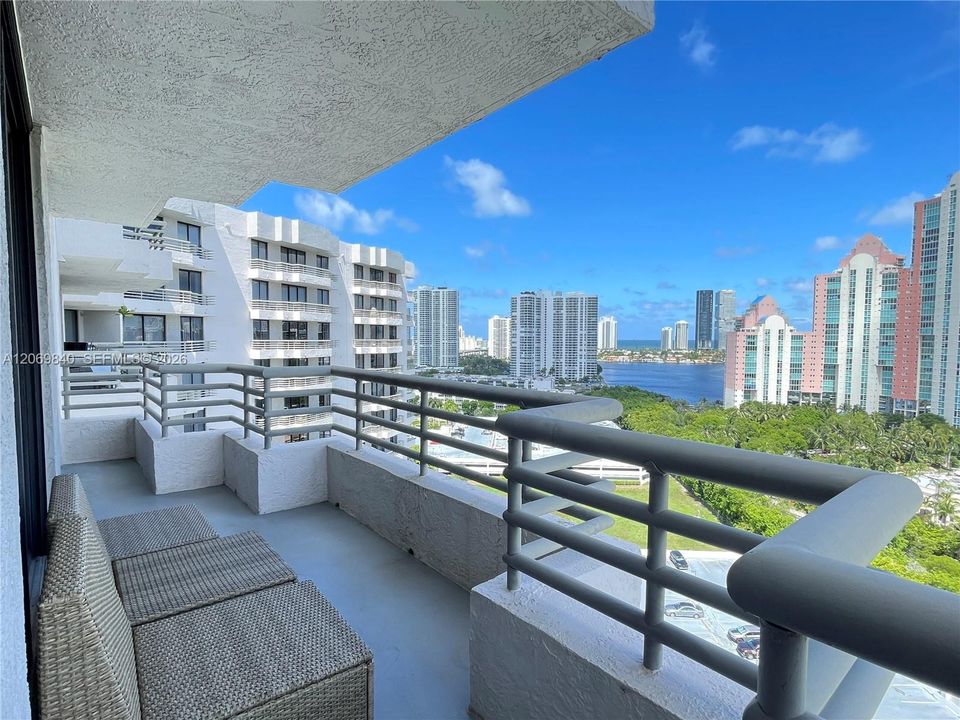 For Rent: $2,950 (2 beds, 2 baths, 1302 Square Feet)