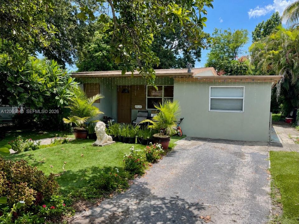 For Sale: $399,000 (3 beds, 2 baths, 993 Square Feet)