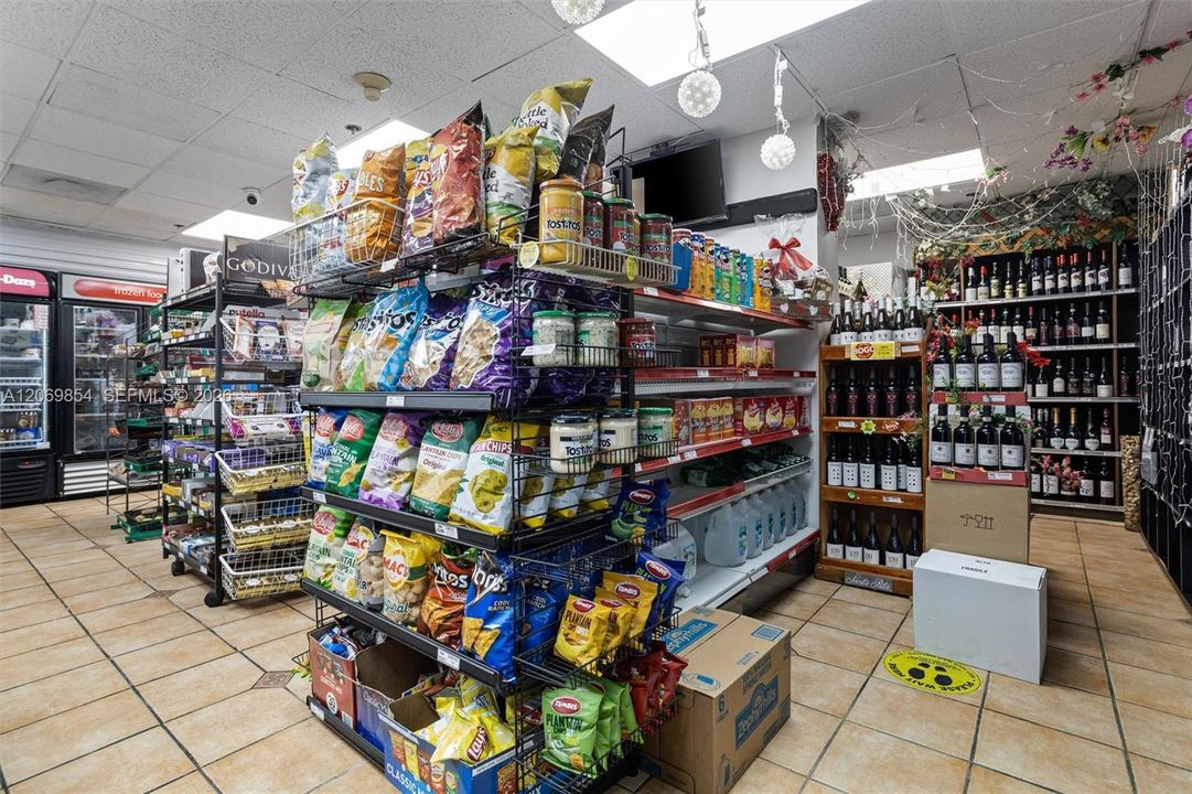 Enjoy the ultimate convenience of having a fully stocked convenience store right within your building! Whether you need last-minute groceries, snacks, beverages, or household essentials, this well-equipped market offers everything you need just steps from your front door