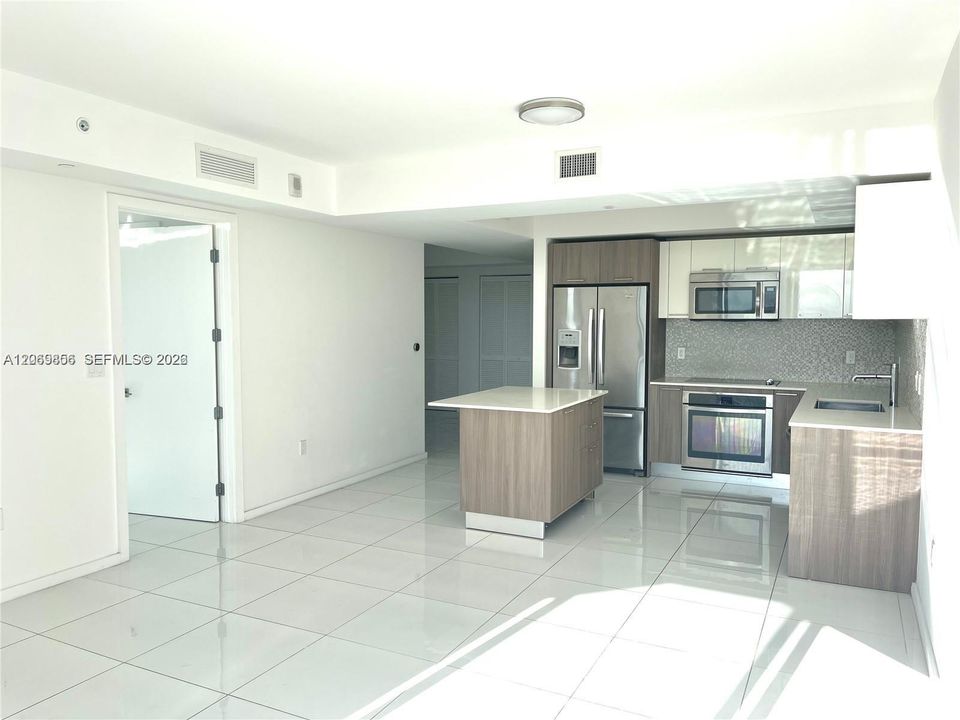 For Sale: $430,000 (1 beds, 1 baths, 777 Square Feet)