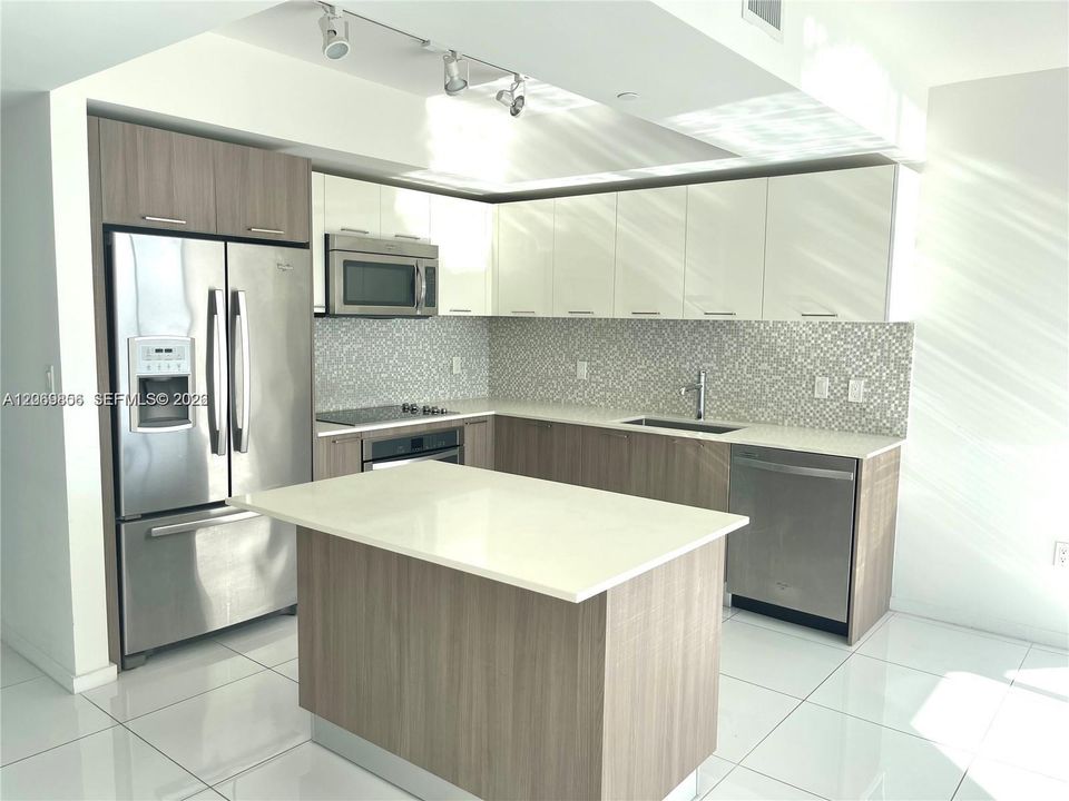 For Sale: $430,000 (1 beds, 1 baths, 777 Square Feet)