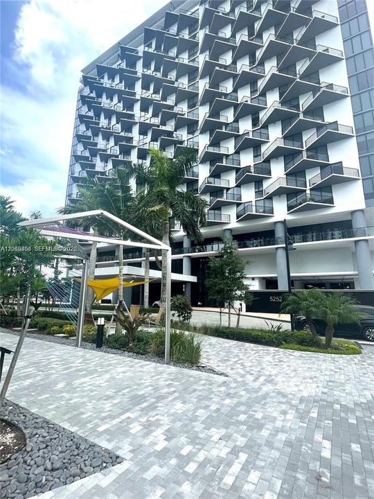 For Sale: $430,000 (1 beds, 1 baths, 777 Square Feet)