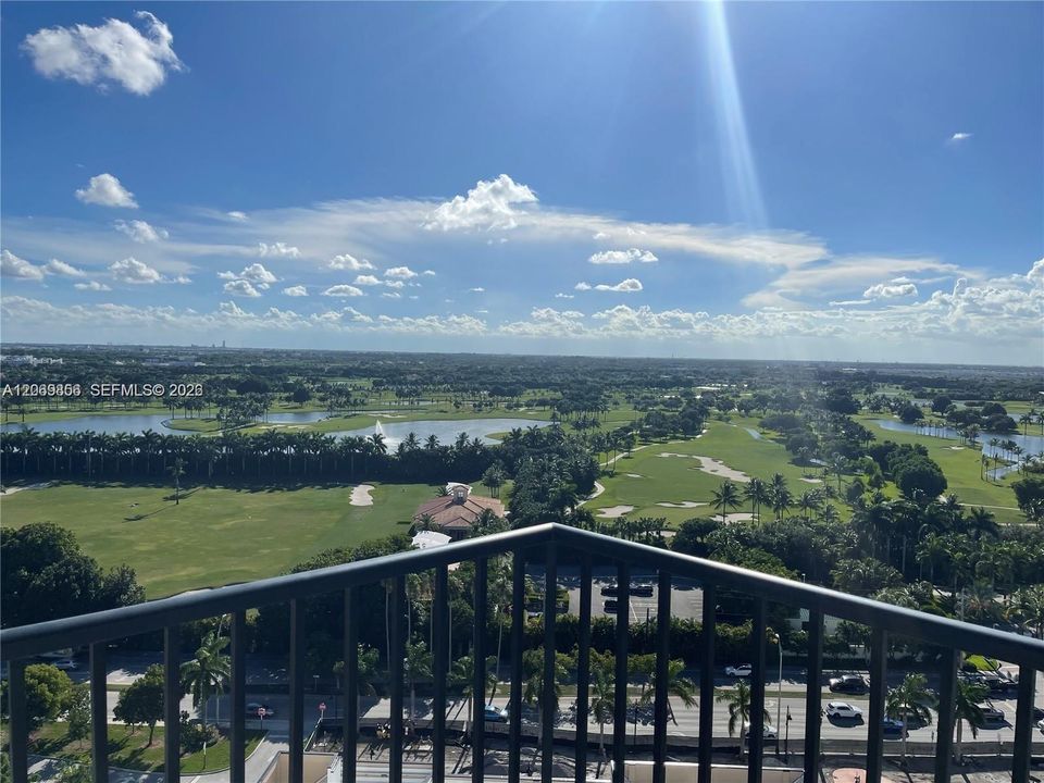 For Sale: $430,000 (1 beds, 1 baths, 777 Square Feet)