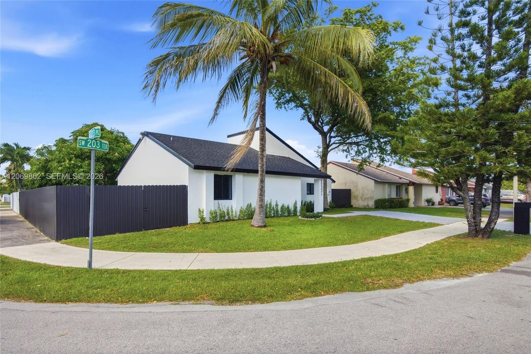 For Sale: $625,000 (3 beds, 2 baths, 1231 Square Feet)