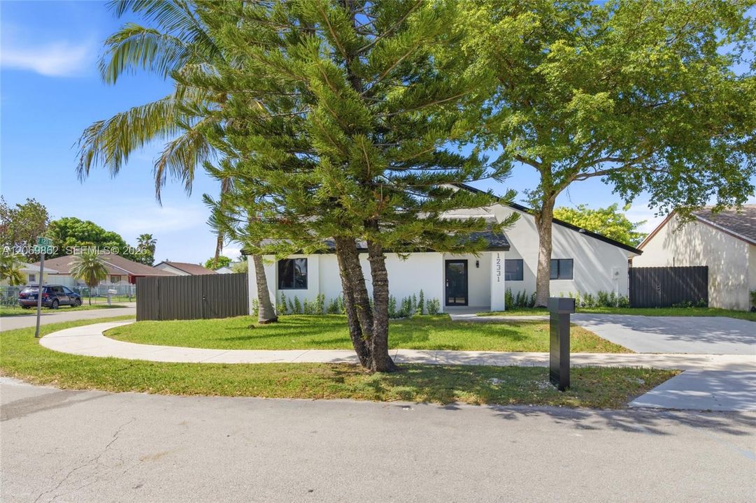 For Sale: $625,000 (3 beds, 2 baths, 1231 Square Feet)