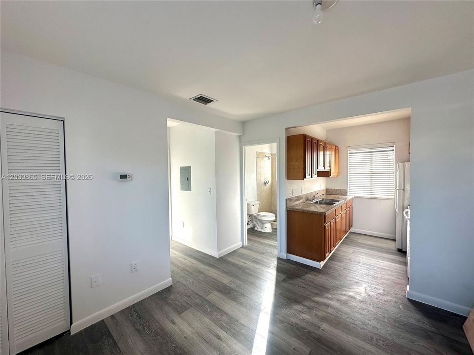 For Rent: $1,850 (1 beds, 1 baths, 6999 Square Feet)