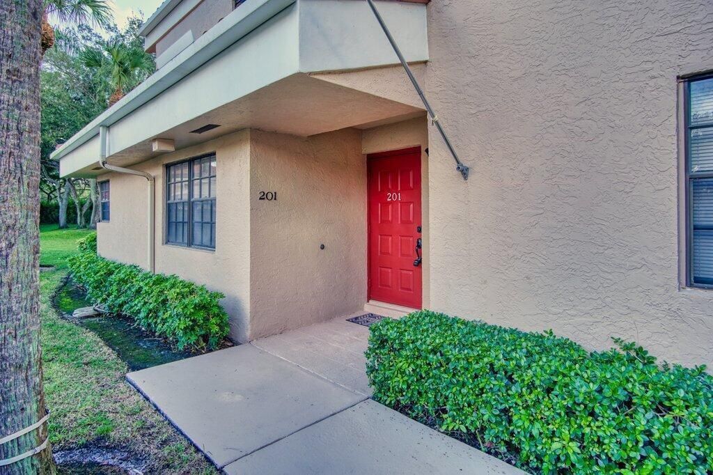 Front Exterior Entry.jpeg-SMALL