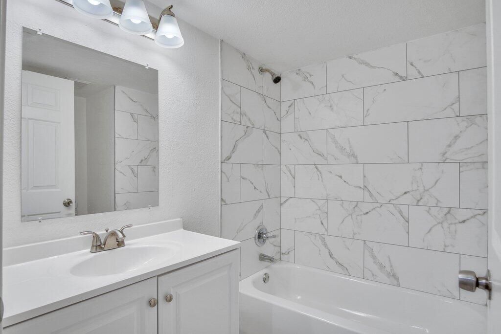 Guest Bathroom L.jpg-SMALL