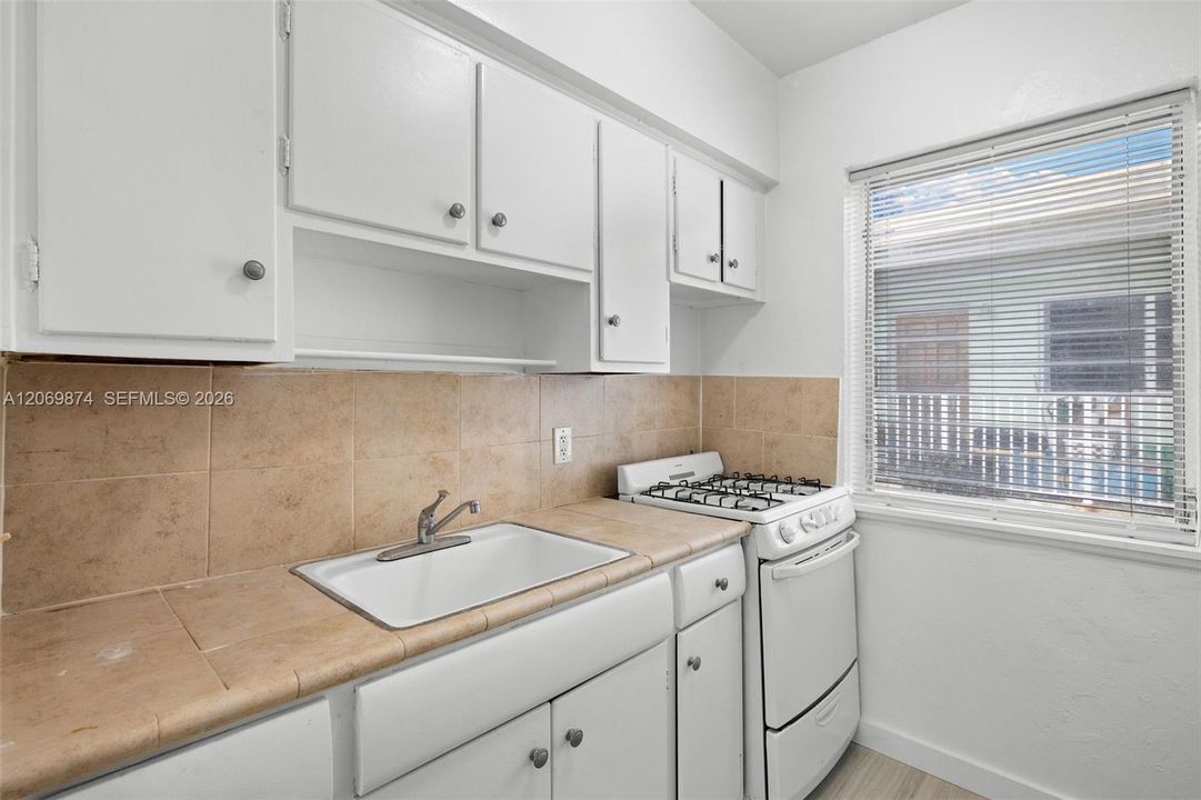 For Rent: $1,400 (0 beds, 1 baths, 550 Square Feet)