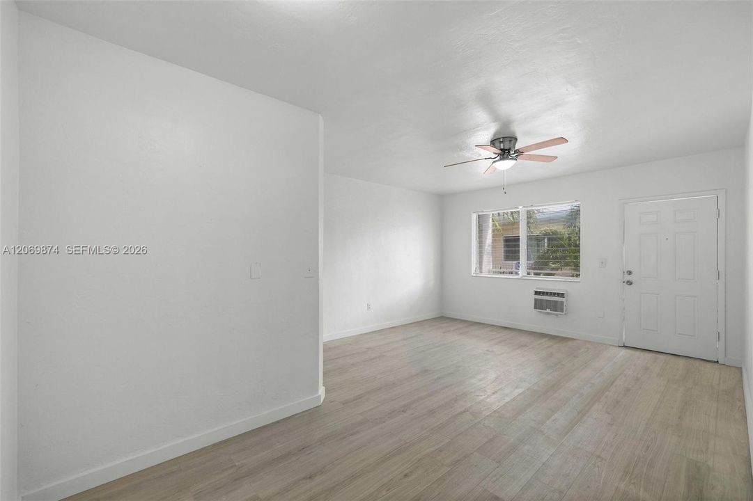 For Rent: $1,400 (0 beds, 1 baths, 550 Square Feet)