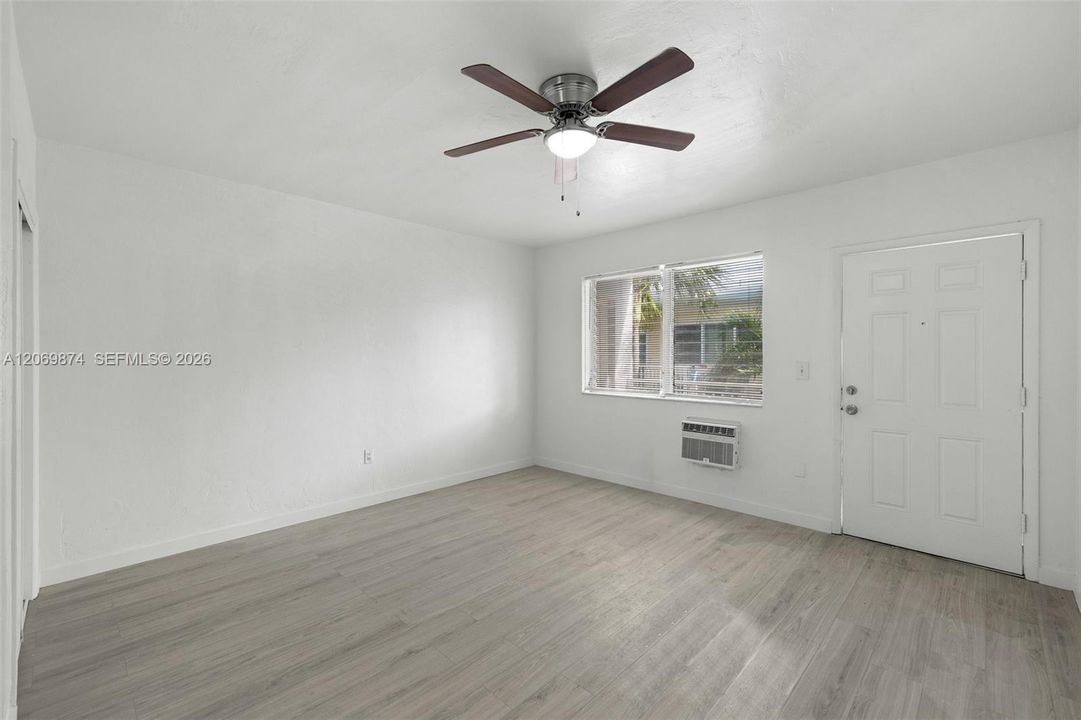 For Rent: $1,400 (0 beds, 1 baths, 550 Square Feet)