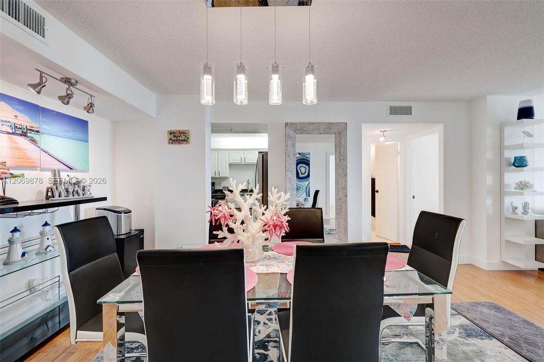 En Venta: $449,000 (2 camas, 2 baños, 1254 Pies cuadrados)
