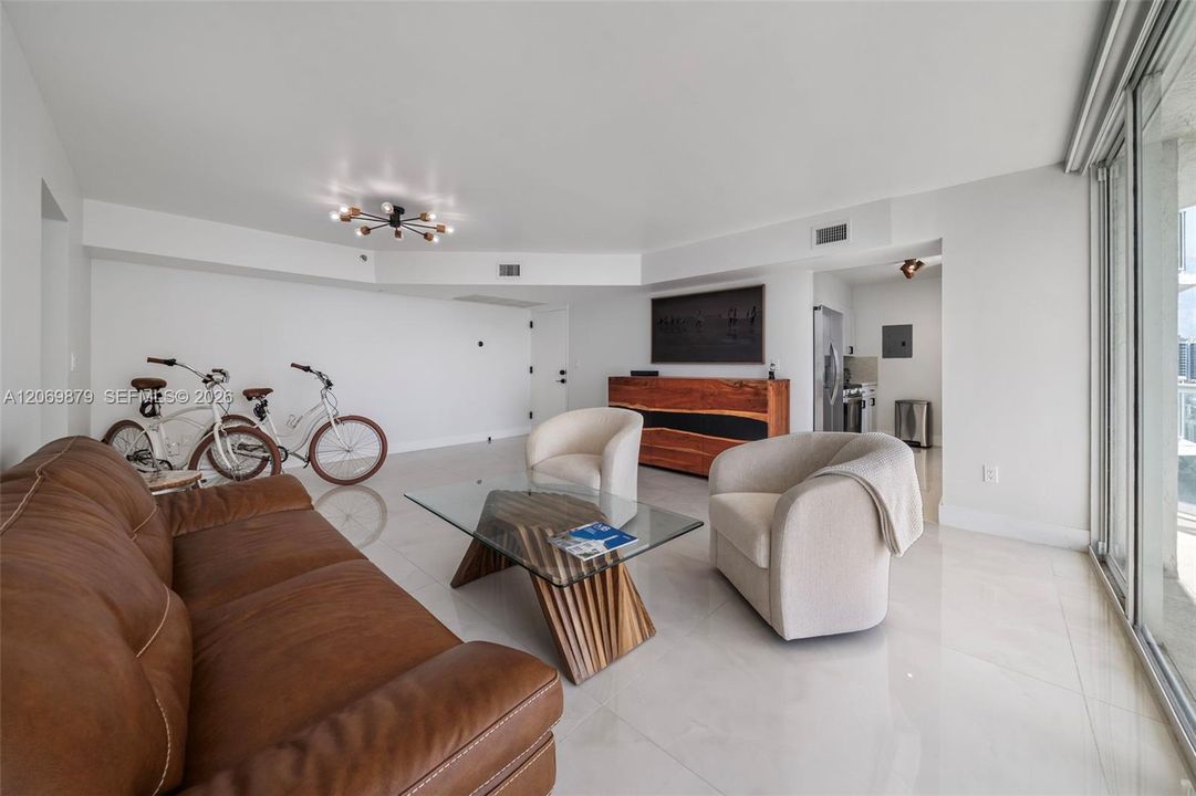 En Venta: $689,000 (2 camas, 2 baños, 970 Pies cuadrados)