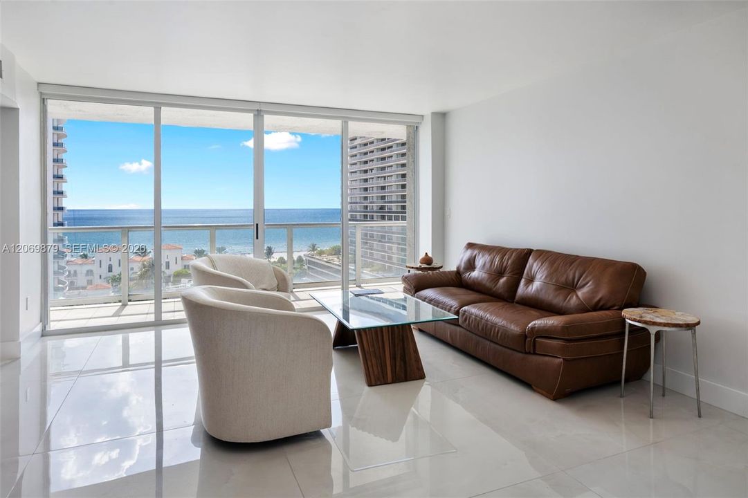 En Venta: $689,000 (2 camas, 2 baños, 970 Pies cuadrados)