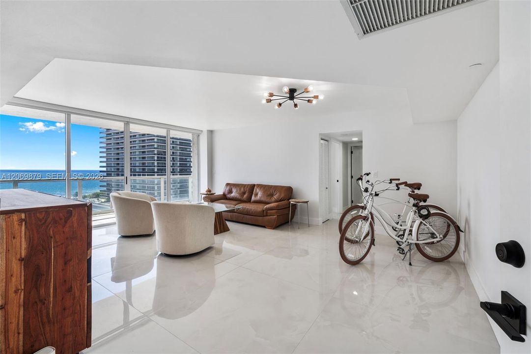 En Venta: $689,000 (2 camas, 2 baños, 970 Pies cuadrados)