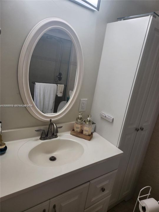 For Sale: $138,500 (1 beds, 1 baths, 700 Square Feet)
