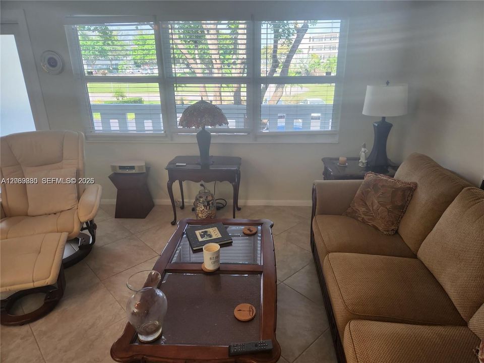 For Sale: $138,500 (1 beds, 1 baths, 700 Square Feet)