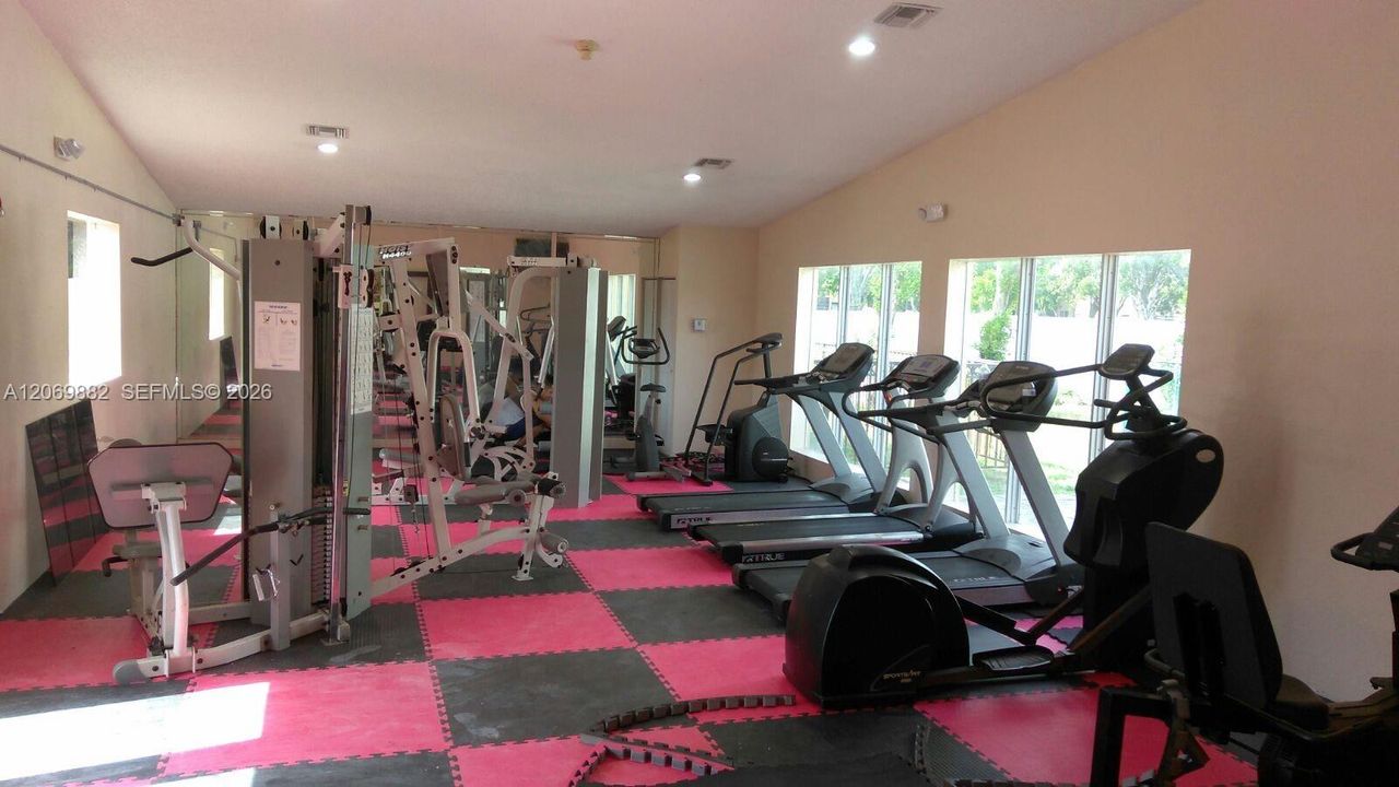 For Rent: $1,800 (1 beds, 1 baths, 749 Square Feet)