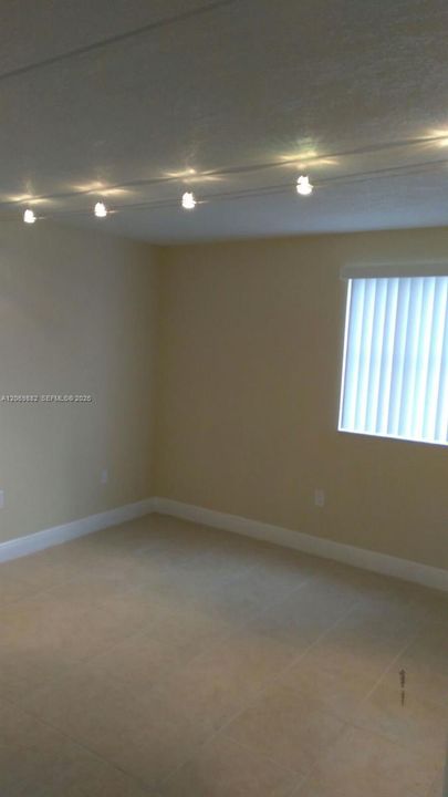 For Rent: $1,800 (1 beds, 1 baths, 749 Square Feet)