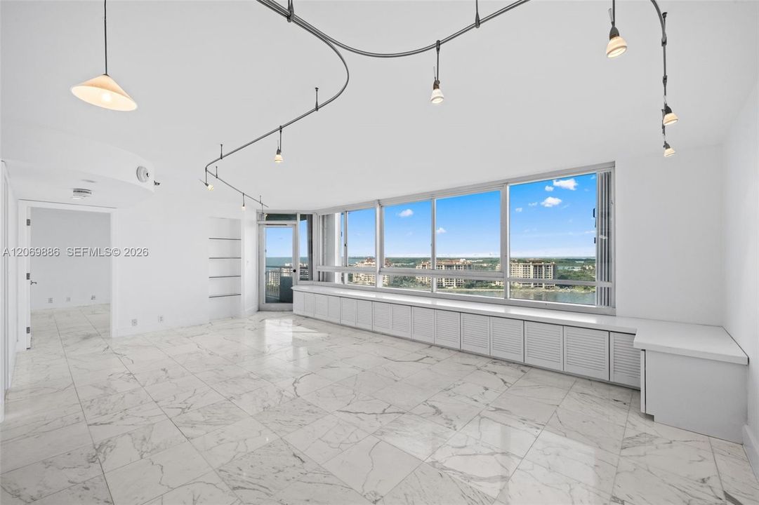 For Sale: $1,250,000 (2 beds, 2 baths, 1042 Square Feet)