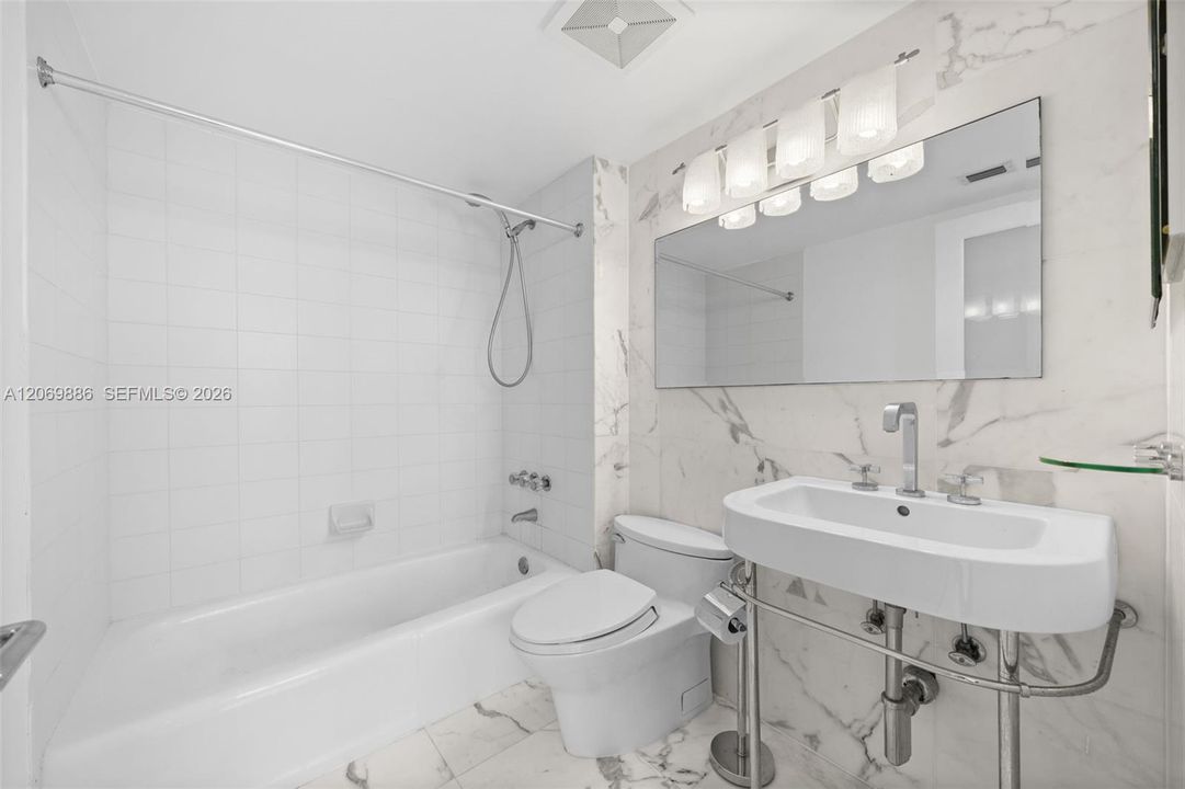 For Sale: $1,250,000 (2 beds, 2 baths, 1042 Square Feet)