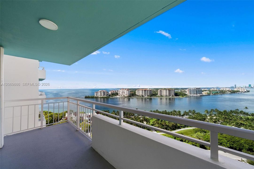For Sale: $1,250,000 (2 beds, 2 baths, 1042 Square Feet)