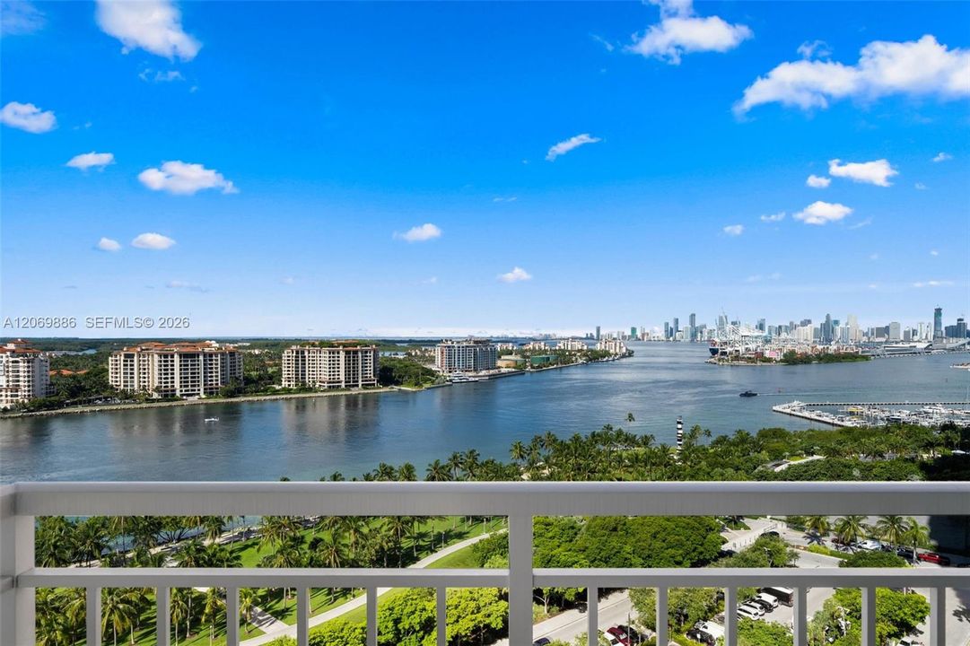 For Sale: $1,250,000 (2 beds, 2 baths, 1042 Square Feet)
