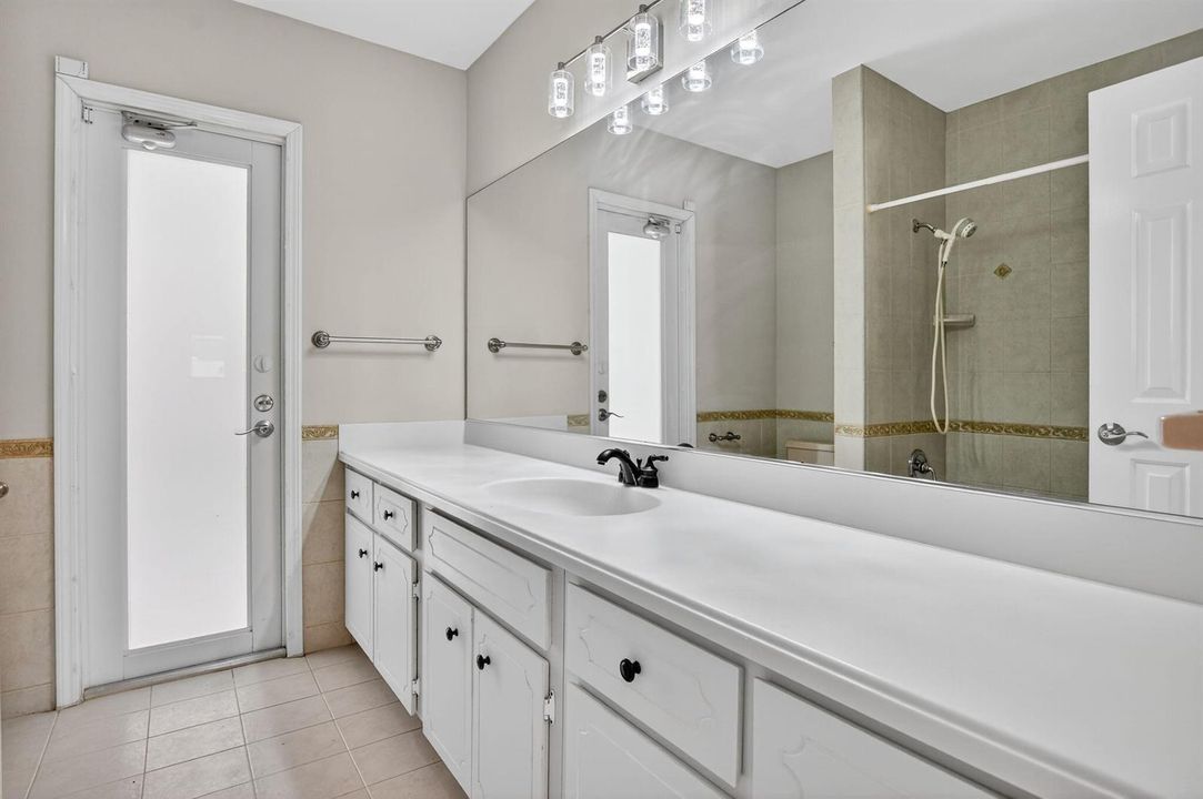 2nd bathroom/Cabana