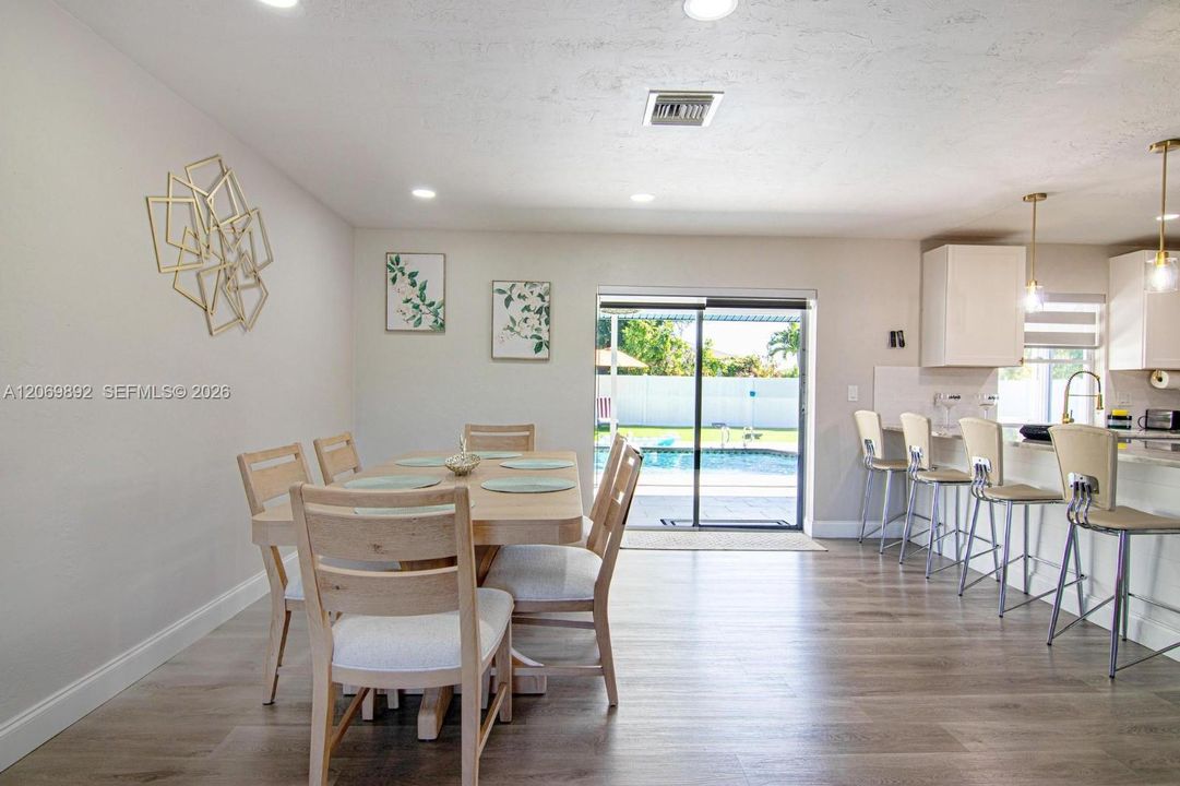 En Venta: $399,900 (3 camas, 2 baños, 1357 Pies cuadrados)