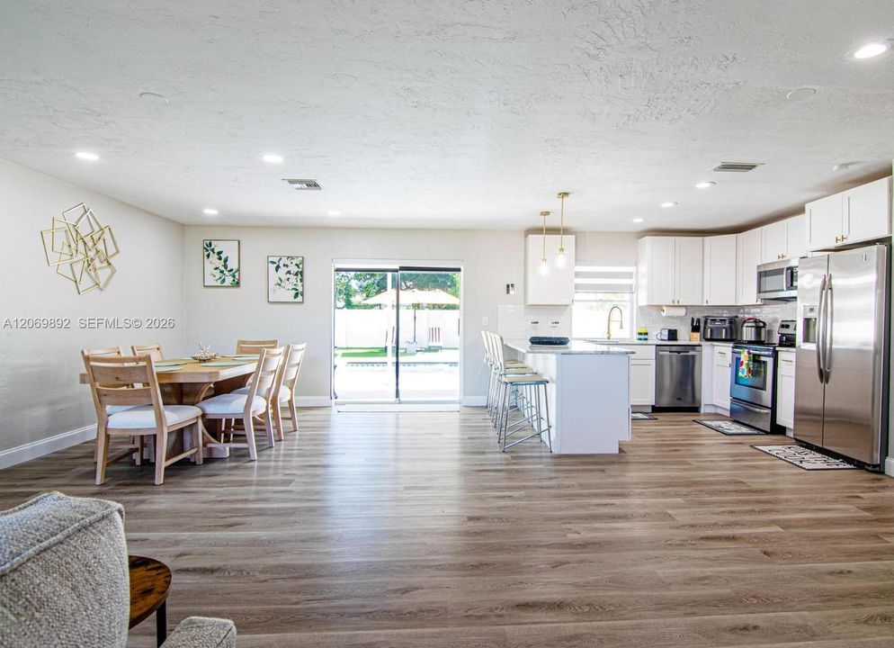 En Venta: $399,900 (3 camas, 2 baños, 1357 Pies cuadrados)