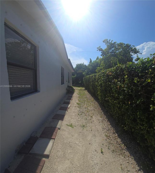For Rent: $1,600 (1 beds, 1 baths, 1686 Square Feet)