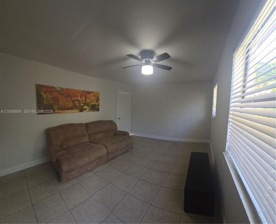 For Rent: $1,600 (1 beds, 1 baths, 1686 Square Feet)