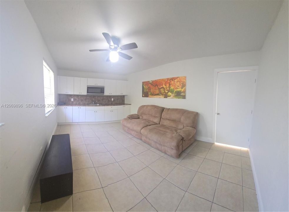 For Rent: $1,600 (1 beds, 1 baths, 1686 Square Feet)