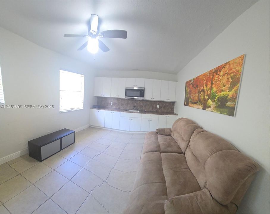 For Rent: $1,600 (1 beds, 1 baths, 1686 Square Feet)