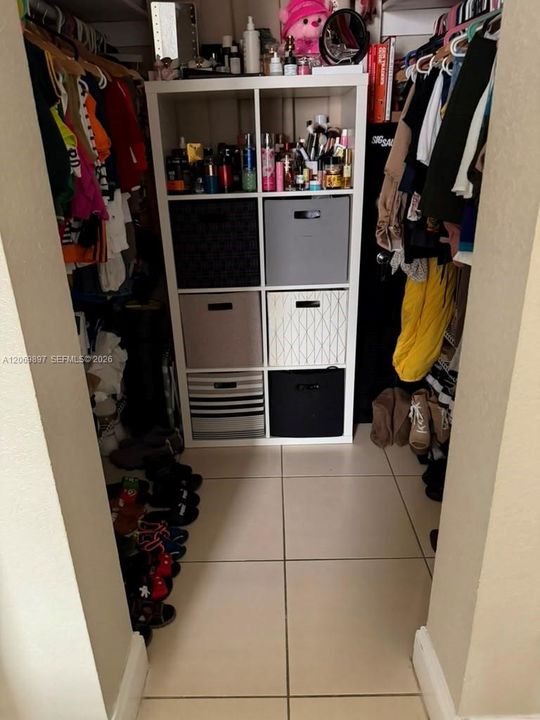 For Rent: $2,100 (2 beds, 1 baths, 960 Square Feet)