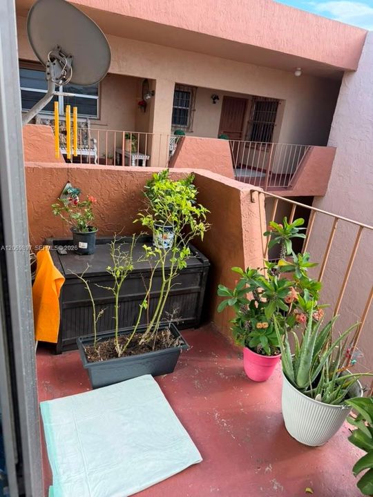 For Rent: $2,100 (2 beds, 1 baths, 960 Square Feet)