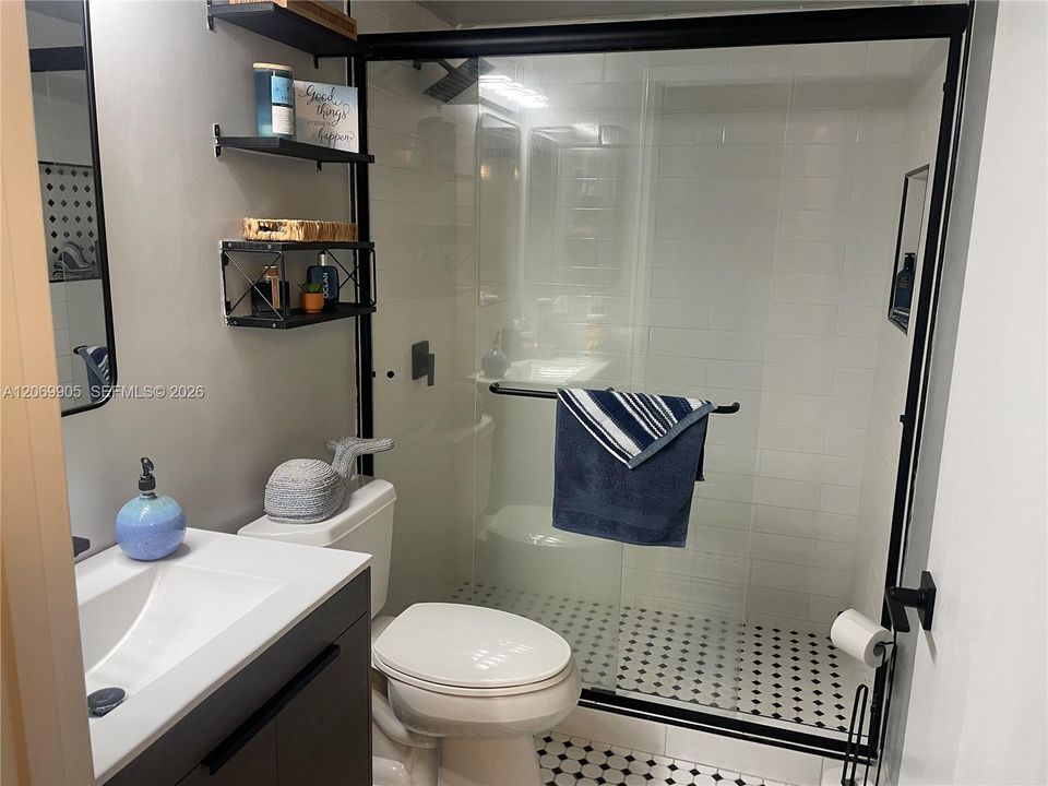 For Rent: $2,000 (2 beds, 1 baths, 819 Square Feet)