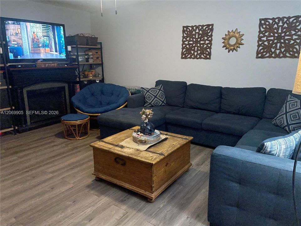 For Rent: $2,000 (2 beds, 1 baths, 819 Square Feet)