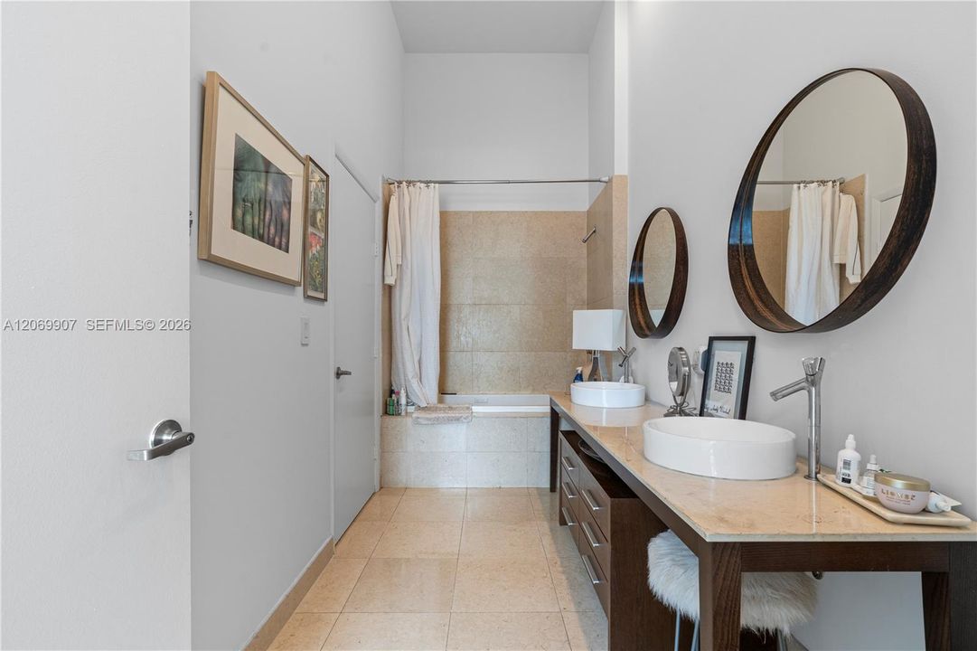 For Sale: $639,000 (1 beds, 1 baths, 940 Square Feet)