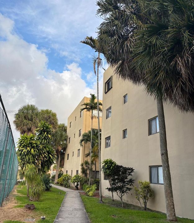 For Rent: $1,900 (1 beds, 1 baths, 773 Square Feet)