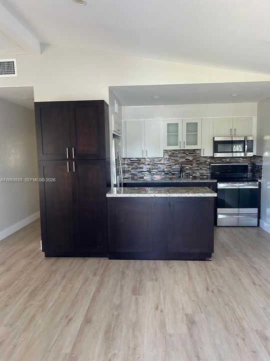 For Rent: $3,000 (3 beds, 1 baths, 988 Square Feet)