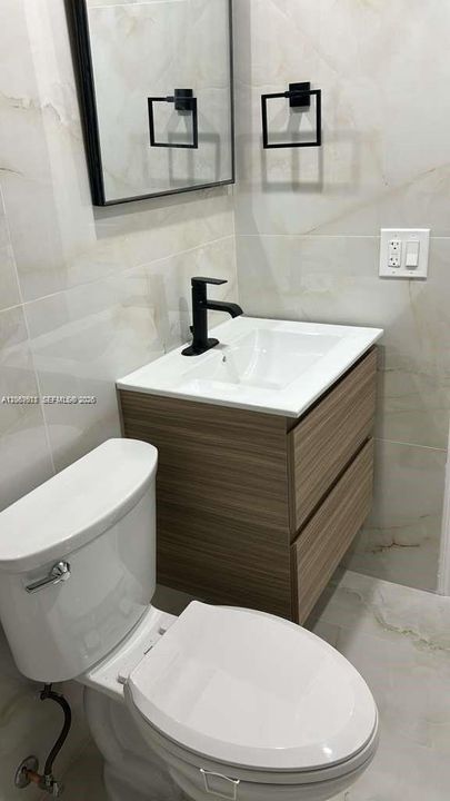 For Rent: $3,000 (3 beds, 1 baths, 988 Square Feet)