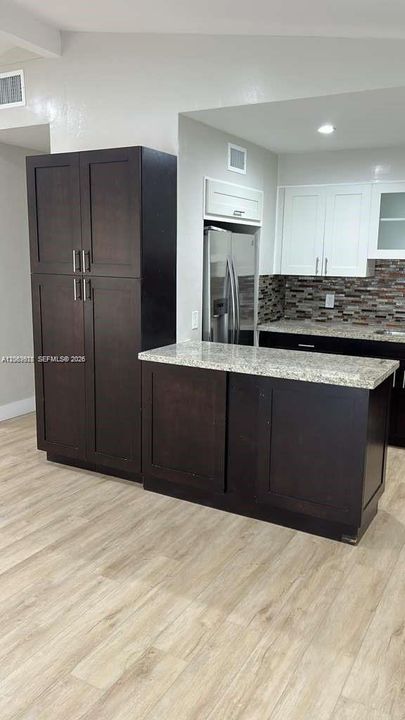 For Rent: $3,000 (3 beds, 1 baths, 988 Square Feet)