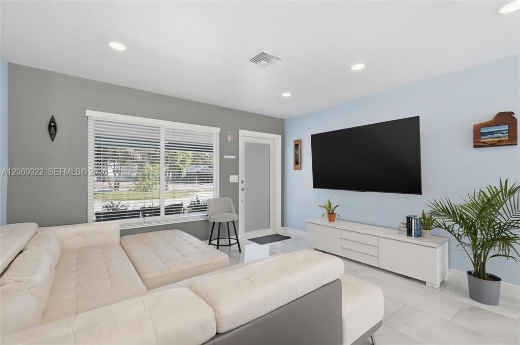 For Sale: $918,000 (3 beds, 2 baths, 1400 Square Feet)