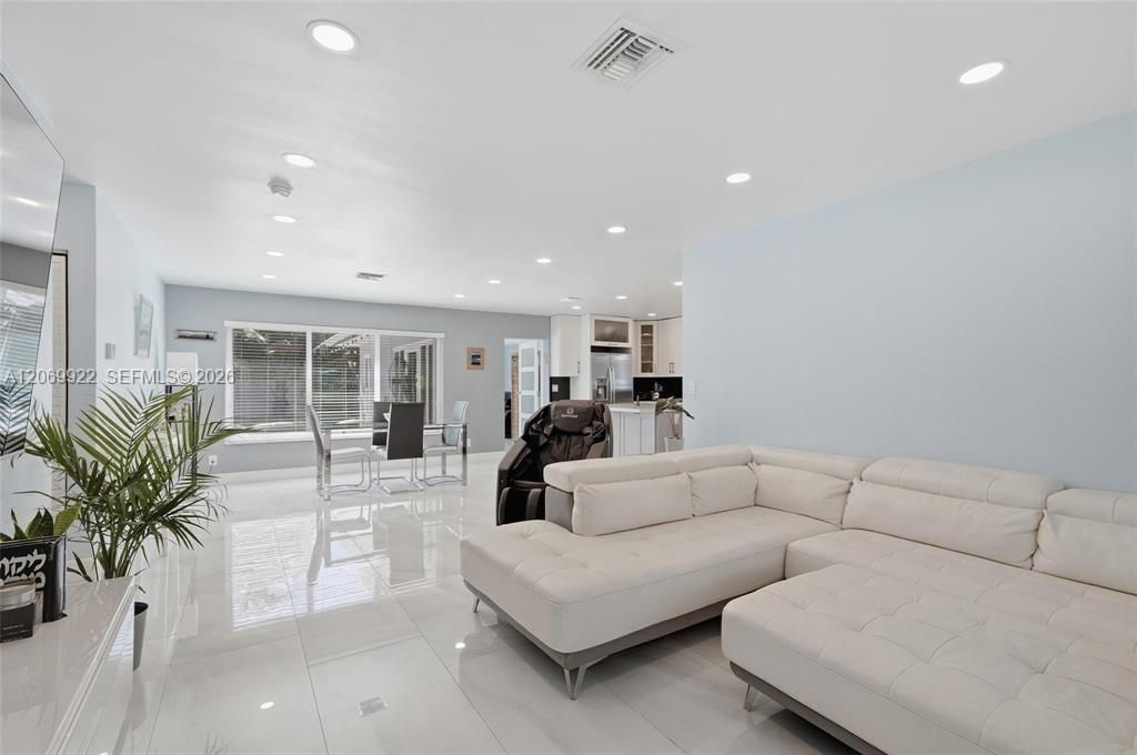 For Sale: $918,000 (3 beds, 2 baths, 1400 Square Feet)